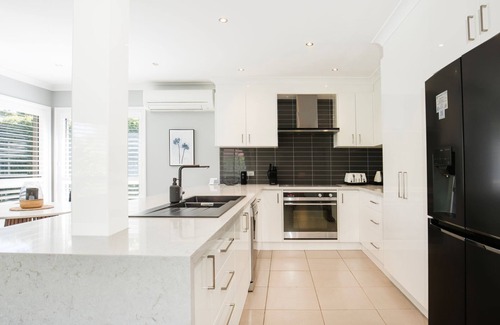 Callala Beach House | Bluewater Jervis Bay - Pet Friendly Luxury with Spa - 5 Mins Walk to Beach