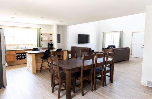 Decorah Villa | Bluffside Gardens Oak Series 11 Person Cabin Unit 6
