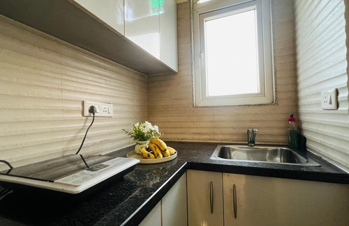 Sushant Lok Apartment | BluO 1BHK - DLF Galleria | BathTub, Balcony, Suite