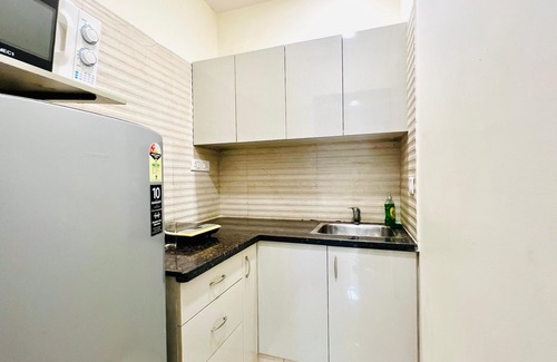 Sushant Lok Apartment | BluO 1BHK - DLF Galleria | BathTub, Balcony, Suite