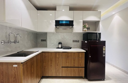 Sector 14 Hotel | BluO 1BHK Suite - Balcony, Lift, Gym, Parkingn