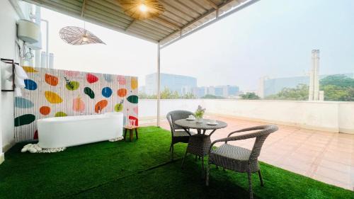 DLF Phase 3 Apartment | BluO Penthouse - DLF CyberCity, BathTub Terrace Garden #staycation