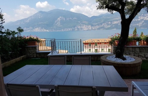 Magugnago Apartment | Bmp Apartment DELUXE 2 with Jacuzzi overlooking the lake