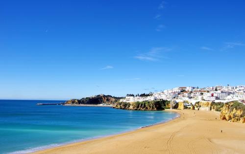 Patio Apartment | BnB Homes Large fully equipped Apartment with 2 bedrooms, swimming pool & patio