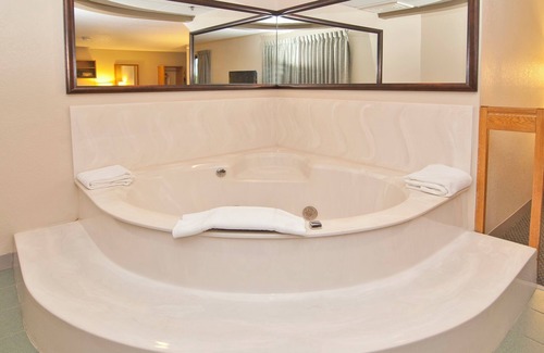 Faribault Hotel | Boarders Inn & Suites by Cobblestone Hotels - Faribault