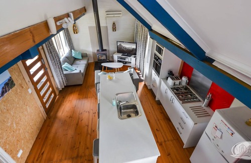 Allestree Cottage | Boat friendly, affordable beach shack accommodation on Dutton Way coastline.
