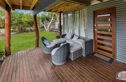 Allestree Cottage | Boat friendly, affordable beach shack accommodation on Dutton Way coastline.