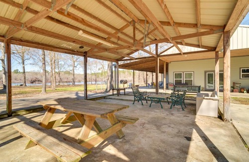 Negreet House | Boat Launch On-Site Lakefront Toledo Bend Getaway