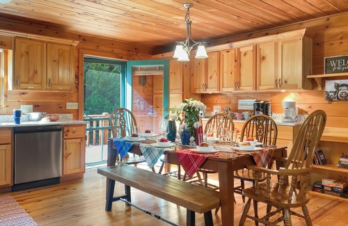 Blue Ridge Cabin | Boat Parking near lake, game room, epic retreat!
