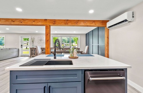 Lone Star House | Boat Ramp, Kayaks, BBQ Grill, King Bed!