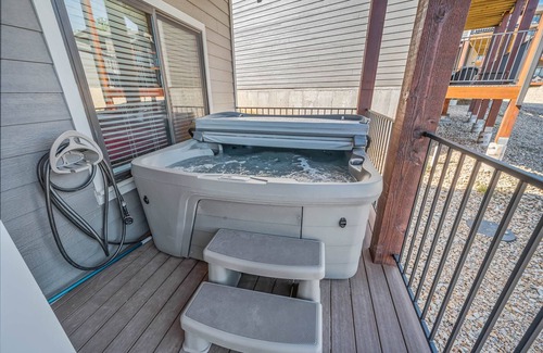 Indian Point House | Boat Slip Included, Hot Tub, Lakefront resort