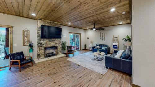 Indian Point House | Boat Slip - Luxury Lake Resort Lodge