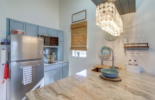 Oak Harbor Condo | Boat Slip & Pool Access: Oak Harbor Haven!