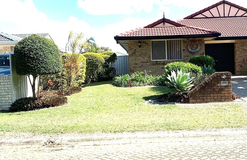 Banksia Beach House | BOATHOUND PACIFIC HARBOUR On The Canal and Pet Friendly