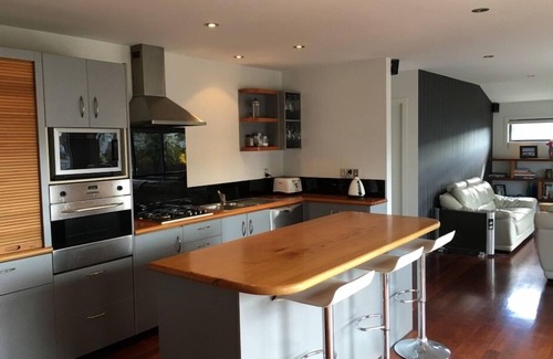 Whangamata House | Bob's Bach by the Beach