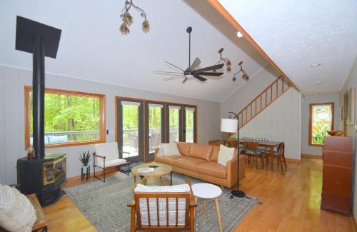 Berkeley Springs House | Bobcat 22 - Hot Tub, Game Room, Wifi, Fire Pit, Pool Access, Fireplace, Grill, Screen Porch, Hiking, Deck, King Bed, Pet Friendly