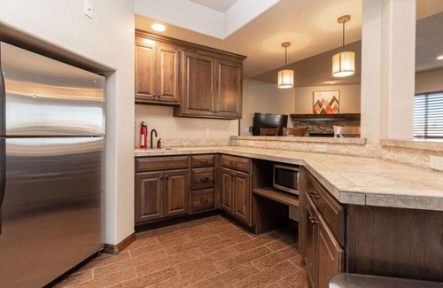Colorado Springs House | BOBCAT LODGE · ✔︎ Sleeps 25+⎜Movie Room⎜Garage⎜Hot Tub, Chef Kitc