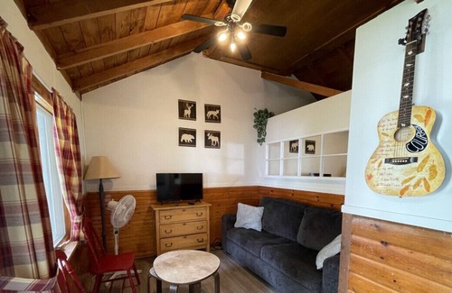 Bobcaygeon House | Bobcaygeon Resort - Cottage #4 (Sleeps 6)