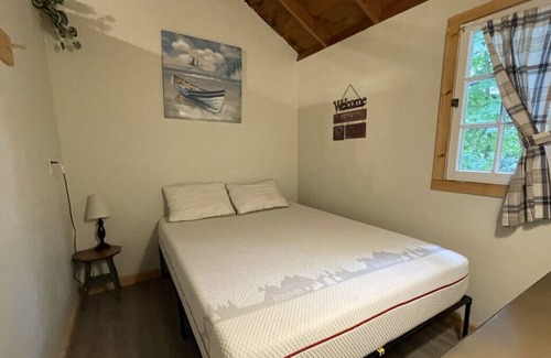 Bobcaygeon House | Bobcaygeon Resort - Cottage #4 (Sleeps 6)
