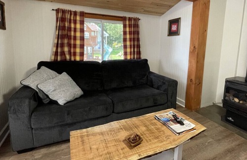 Bobcaygeon Cabin | Bobcaygeon Resort - Cottage #2 (Sleeps 6)
