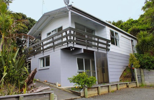 Coromandel House | Bobs Haven ~ Classic Kiwi Bach ~ Long Bay Coromandel
