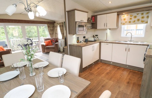 Morpeth Cottage | BOCK RETREAT, pet friendly, with hot tub in Felton