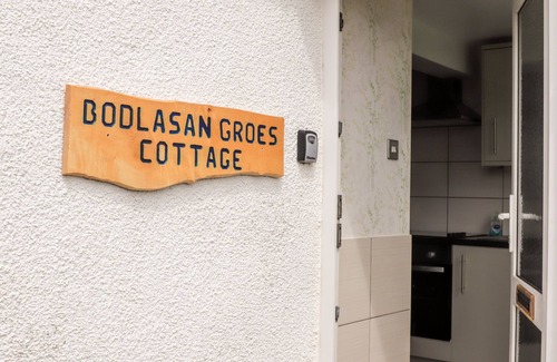 Holyhead Cottage | BODLASAN GROES COTTAGE, pet friendly, with a garden in Llanfachraeth