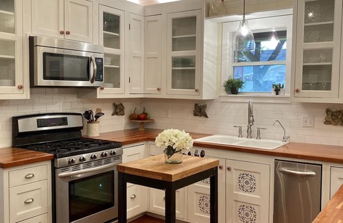 Boerne House | Boerne Garden Cottage - Steps from walking trails and historic downtown Boerne