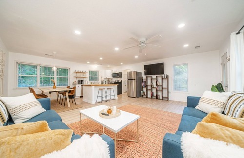 Hot Springs House | Bohemian Uptown Sleep 6 - 0.3 Mi Pullman Trailhead