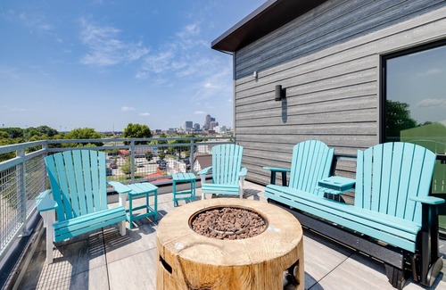 Downtown Des Moines Apartment | Boho 2B1B w/Wi-Fi, Balcony Views, Coffee + Parking