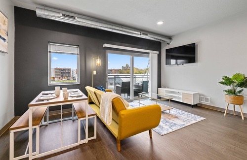 Downtown Des Moines Apartment | Boho 2B1B w/Wi-Fi, Balcony Views, Coffee + Parking