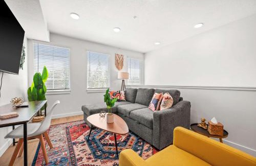 People's Freeway House | Boho 2BR Townhome King 2-Car Garage SLC