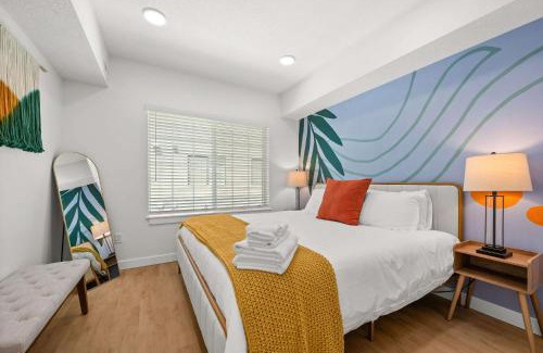 People's Freeway House | Boho 2BR Townhome King 2-Car Garage SLC