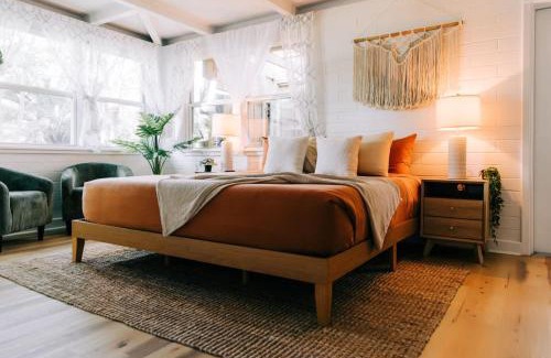 Duckpond House | Boho 4BR Oasis w Mini Golf & Games