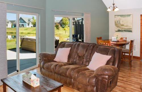 Arnolds Park House | BOHO Bungalow on the Pond w/Hot Tub