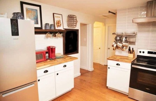 Brunswick House | Boho Bungalow w/Private Side Porch in Downtown Bwk
