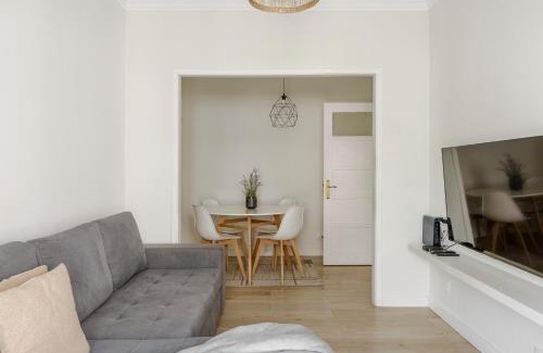 Mina Apartment | Boho Chic 2 bedroom gem 10 min from dowtown free parking