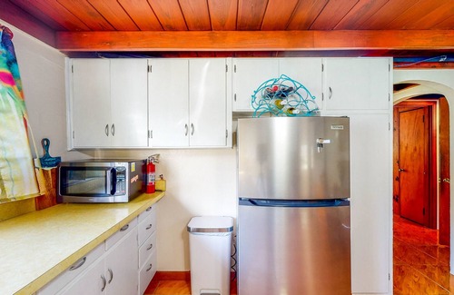 Nalcrest Cottage | Boho-Chic Cottage with Lake Access and Kayak - Dog-Friendly