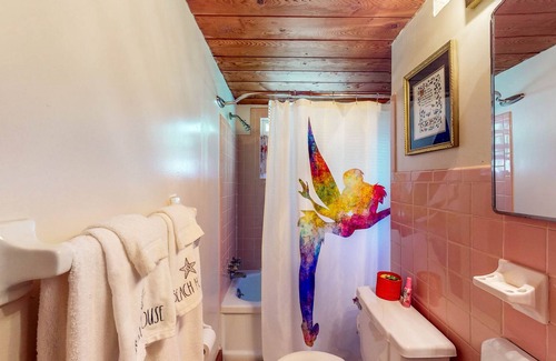 Nalcrest Cottage | Boho-Chic Cottage with Lake Access and Kayak - Dog-Friendly