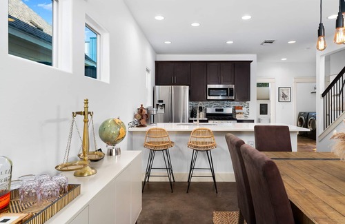 Govalle House | Boho-Chic East Austin Home - 3bdrm 2.5ba - Convenient to Downtown, UT & Airport