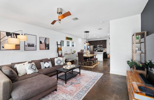 Govalle House | Boho-Chic East Austin Home - 3bdrm 2.5ba - Convenient to Downtown, UT & Airport