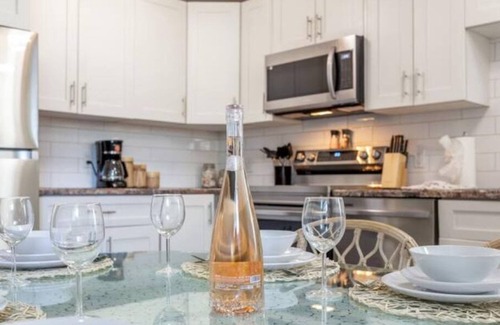 North Central Edmonton House | BoHo Chic Suite - Long Stays - Fireplace - Garagen