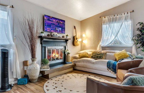 Northeast Anchorage Condo | Boho Design Couples Retreat, office & full kitchen