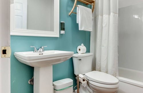 Northeast Anchorage Condo | Boho Design Couples Retreat, office & full kitchen