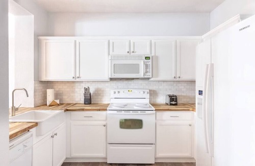North San Antonio - SAT House | Boho Dream House - 5 minutes from the Airport!