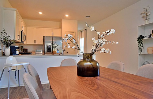 Del Valle House | Boho Getaway | Playgrounds & Close To Market