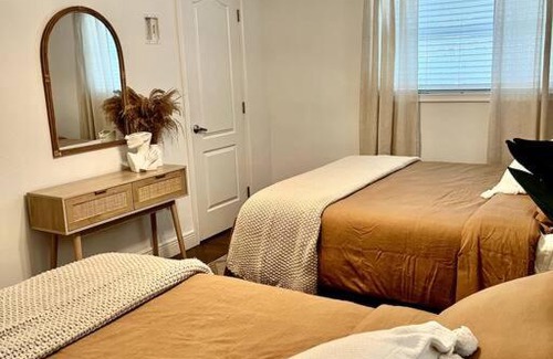 Bayshore Gardens House | Boho House with heated Pool and Spa