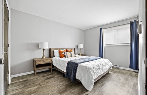 Aurora Apartment | Boho Jungle Themed Apartment/75"TV/MemoryFoam Mattresses/FastWiFI/AppleTV/