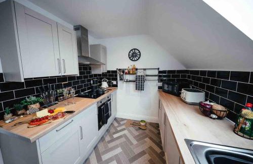 Shoscombe Apartment | Boho Loft in Somerset - Private Parking