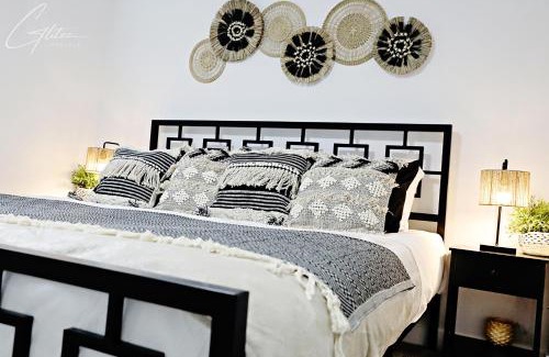 Southwest Edmonton House | BoHo Modern Retreat King Bed,Fireplace,Disney